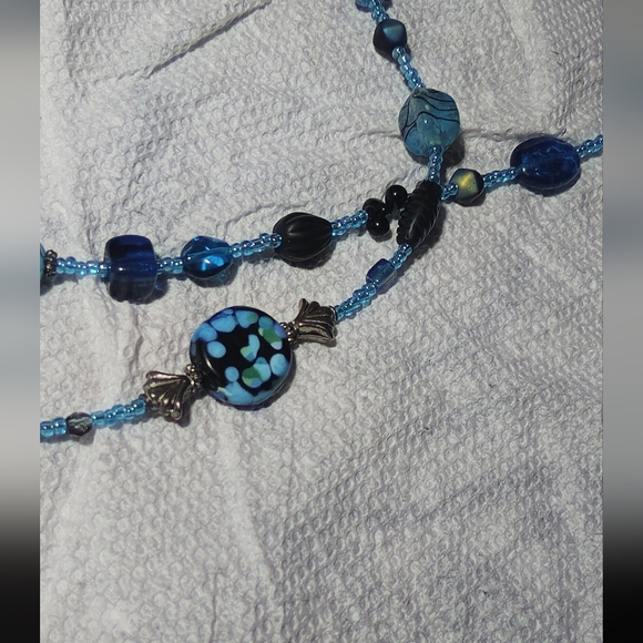 VINTAGE BLUE & BLACK BEADED NECKLACE WITH GOLD BROOCH CLOSURE ARTSY BOHO WHIMSY - Picture 3 of 6